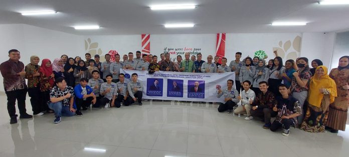 PELANTIKAN: Ketua DPP PROPAMI, NS Aji Martono bersama jajaran melakukan foto bersama usai melantik pengurus baru DPW PROPAMI Sumut di Kantor IDX Sumut, Sabtu (13/5)