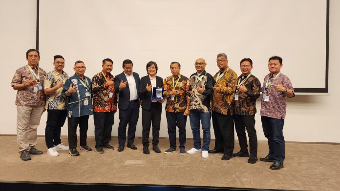 David Sudyanto, Ketua Umum AAEI, NS. Aji Martono - Ketua Umum PROPAMI dan Haryajid Ramelan - Dirut LSP PM photo bersama dengan pihak SGX