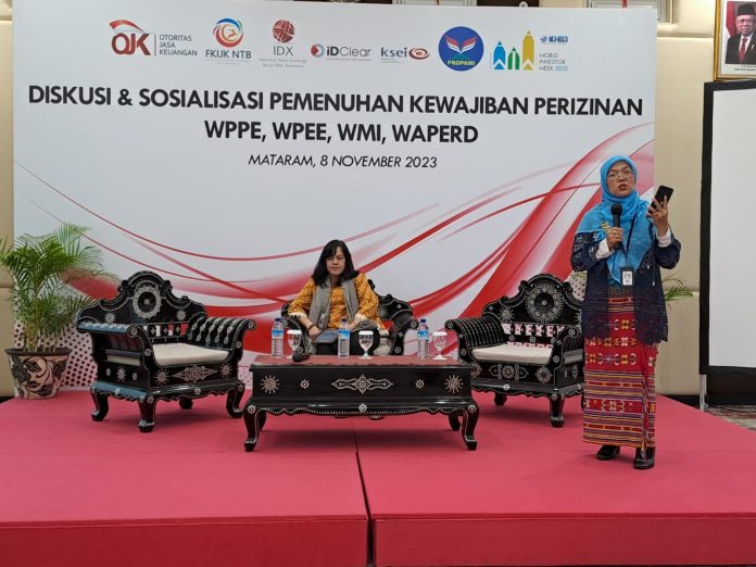 Foto : Naomi Saulina Rentaria Rambe  selaku Analis Senior Deputi Direktur Perizinan Perorangan, Profesi Penunjang dan Lembaga Penunjang Pasar Modal 1 (Duduk) dan, Devy Arveida selaku Analis Deputi Direktur Perizinan Perorangan, Profesi Penunjang dan Lembaga Penunjang Pasar Modal 1 (Berdiri). (Doc.Ist)