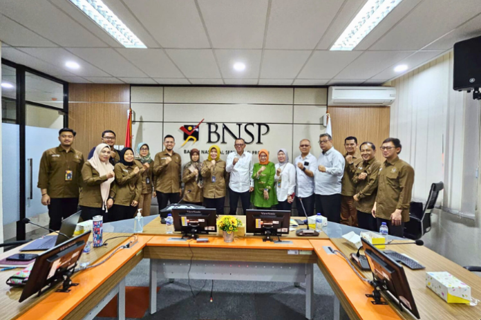Foto: Delegasi Kemenparekraf RI, dipimpin oleh Martini M. Pohan, bersama para komisioner BNSP, membahas strategi penguatan dan harmonisasi tenaga kerja pariwisata dalam kunjungan kerja di Gedung BNSP, Jakarta (17/1/24). (Doc.BNSP)