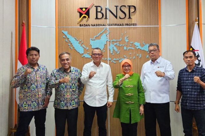 Foto : Badan Nasional Sertifikasi Profesi (BNSP) dan Lembaga Pengembangan Jasa Konstruksi (LPJK) PUPR. Pertemuan ini dihadiri oleh Ir. Ludi Eqbal dan Seno (LPJK PUPR), Syamsi Hari, Ulfah Mashfufah, NS. Aji Martono, dan Ade S (BNSP) Kerjasama Sinergis dalam Menciptakan Standar Sertifikasi Unggul, Jakarta (17/1/24). (Doc.BNSP)