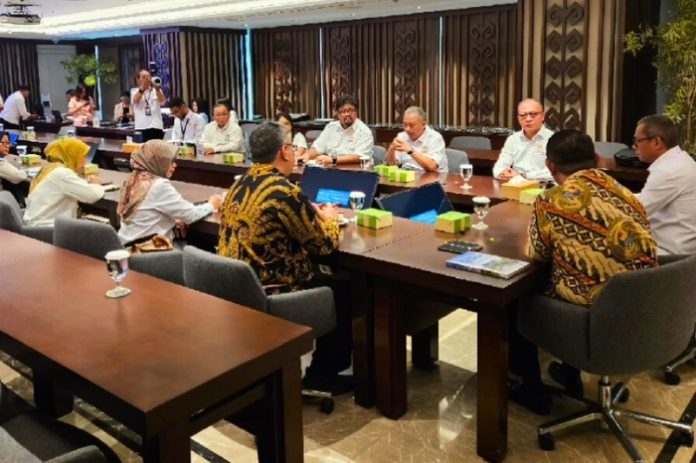 Foto : Kadin Indonesia dan BNSP jalin kerja sama melalui penandatanganan Nota Kesepahaman tentang Sinergitas Sertifikasi Kompetensi Kerja Nasional di Menara Kadin Indonesia, Jakarta, (5/2/24). (Doc.BNSP)