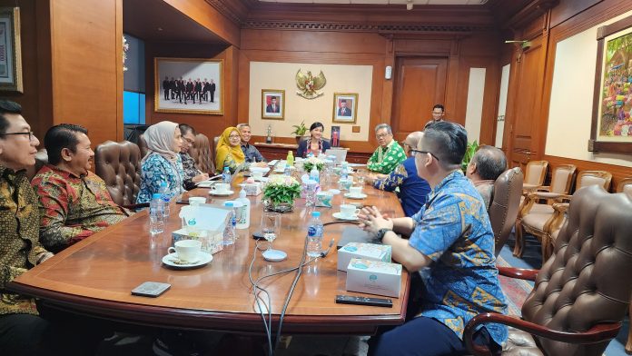 Perkumpulan Profesi Pasar Modal Indonesia (PROPAMI) menggelar pertemuan dengan Komisioner Otoritas Jasa Keuangan (OJK), Kepala Eksekutif Pengawas Perilaku Pelaku Usaha Jasa Keuangan, Edukasi, dan Pelindungan Konsumen merangkap anggota, Friderica Widyasari Dewi, Pada hari Selasa (5/3/24).
