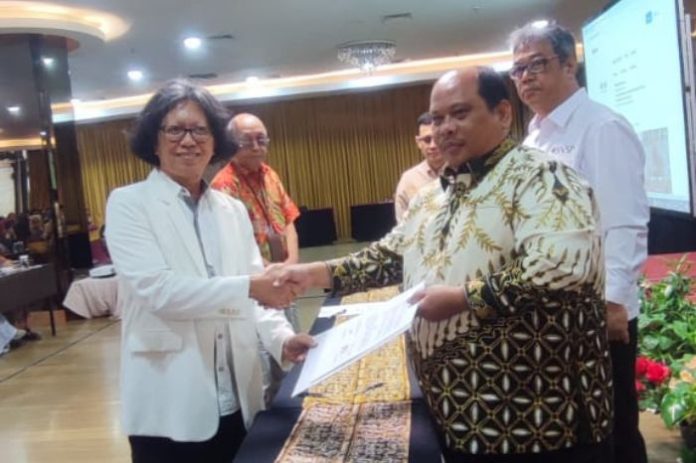 Badan Nasional Sertifikasi Profesi (BNSP) telah melaksanakan penandatanganan Surat Perjanjian Swakelola Program Sertifikasi Kompetensi Kerja (PSKK) di Grand Mercure Hotel Yogyakarta (22/5/24). (Doc.BNSP)