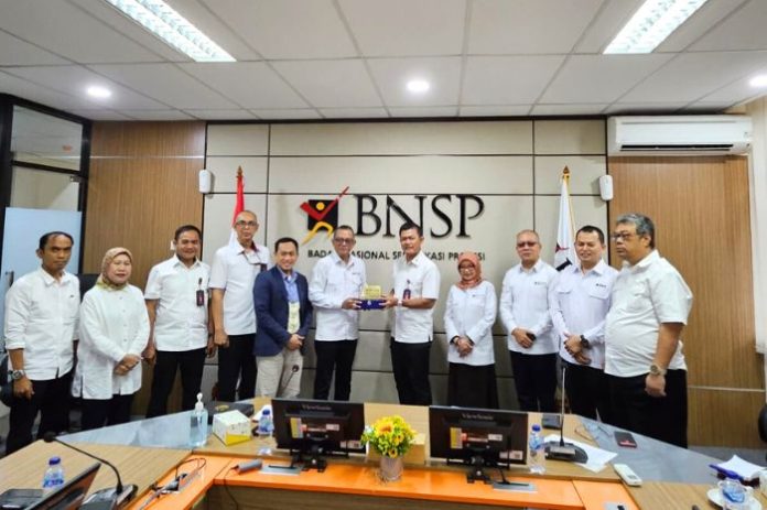 Foto : Pertemuan resmi antara Tim BNSP dan BNPT membahas strategi penyusunan dan implementasi Standar Kompetensi Kerja Khusus bagi Auditor Pelindungan Sarana dan Prasarana. (17/4/24). (Doc.Ist)