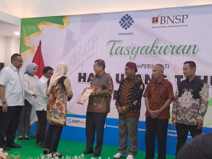 Foto : LSI System Pembayaran Indonesia terima Lisensi BNSP dari Menaker RI, (23/7/24). (Doc.Ist)