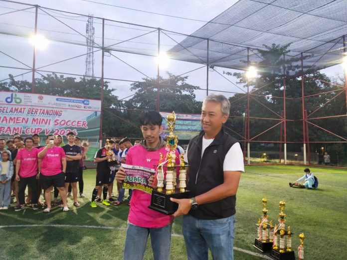 Foto : Bima, komut Dana Batra Serahin juara 3 Mirae Sekuritas Indonesia pada Final Tournament Mini Soccer PROPAMI CUP V 2024 yang diselenggarakan di lapangan Triboon, Jakarta, pada 6 Juli 2024, telah mencapai puncaknya (6/7/24). (Doc.Ist)