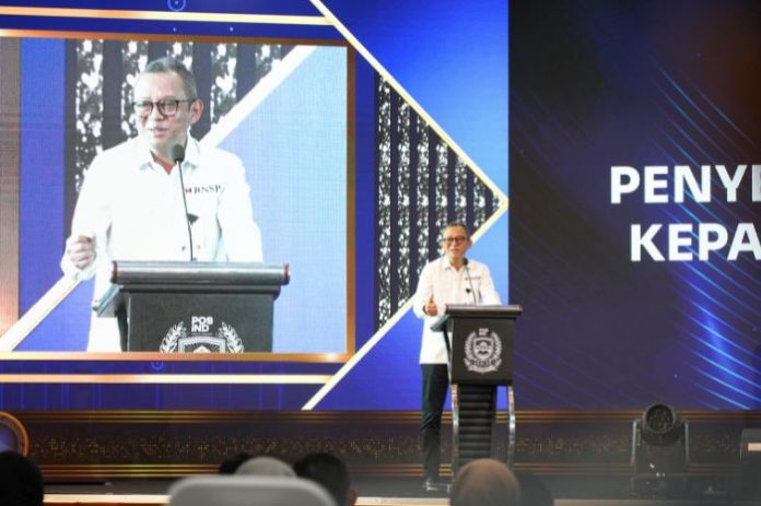 Foto : Ketua BNSP, Syamsi Hari, menyerahkan Sertifikat Lisensi kepada LSP IND Logistik Indonesia di Bandung, 14 Agustus 2024, sekaligus menandai pengesahan resmi LSP dalam bidang Pos dan Logistik, didukung oleh PT Pos Indonesia dan ASPERINDO. (Doc.Ist)