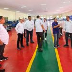 Foto : Ketua BNSP, Syamsi Hari, bersama perwakilan KADIN Indonesia, dan staf BBPVP Bandung sedang meninjau salah satu fasilitas pelatihan di BBPVP Bandung. Foto ini memperlihatkan alat-alat dan teknologi modern yang digunakan untuk pelatihan vokasi. (7/8/24) (Doc.Ist)