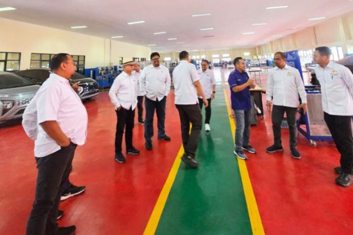 Foto : Ketua BNSP, Syamsi Hari, bersama perwakilan KADIN Indonesia, dan staf BBPVP Bandung sedang meninjau salah satu fasilitas pelatihan di BBPVP Bandung. Foto ini memperlihatkan alat-alat dan teknologi modern yang digunakan untuk pelatihan vokasi. (7/8/24) (Doc.Ist)