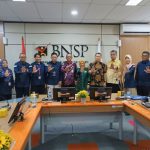 Foto : Rapat koordinasi antara LSP KPK dan BNSP di Jakarta (19/9/24) dibuka oleh Ketua BNSP dalam meningkatkan kerja sama sertifikasi profesi di bidang pemberantasan korupsi. (Doc.BNSP)