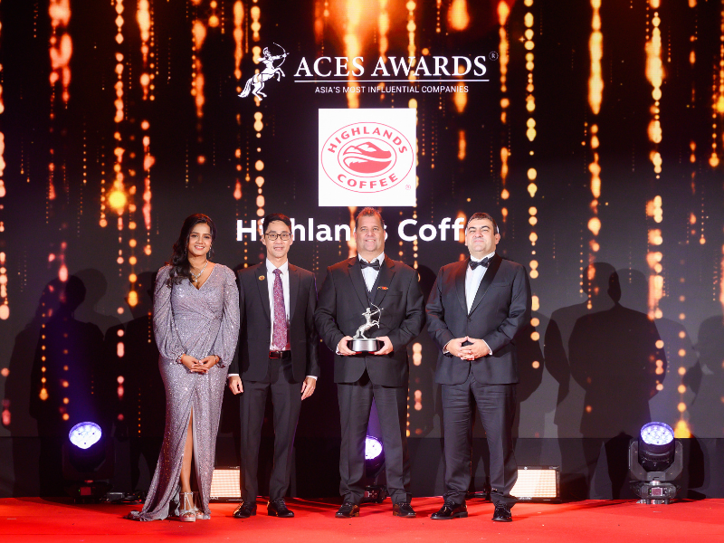 Highlands Coffee’s CHRO Francis Pappilon receives the ‘Asia’s Most Influential Companies’ award at ACES 2024, honoring the brand’s leadership under David Thai and its sustainable impact