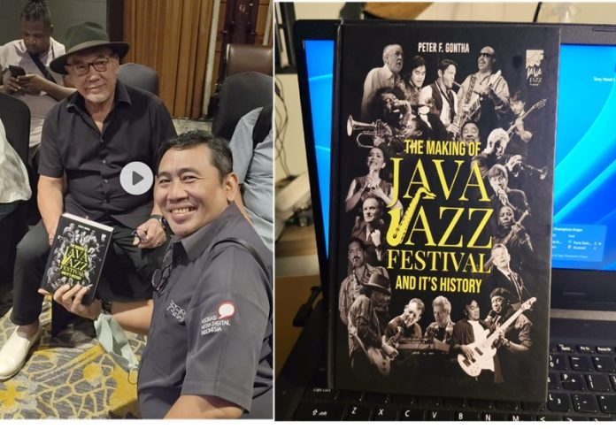 Foto : Peter menyerahkan buku kepada SS Budi Rahardjo, Pemimpin Redaksi Majalah MATRA sekaligus CEO Majalah EKSEKUTIF. (28/5/25) (Idris/MATRA)