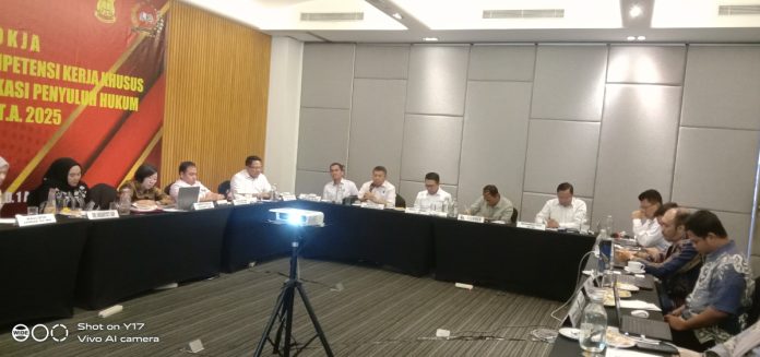 Foto : Kegiatan Kelompok Kerja (Pokja) Revisi Skema Kualifikasi dan Skema Sertifikasi Penyuluh Hukum Tahun Anggaran 2025, yang diselenggarakan oleh LSP Lemdiklat POLRI di Hotel Park 5 Simatupang, Jakarta Selatan. (31/7/25) (Doc.Ist)
